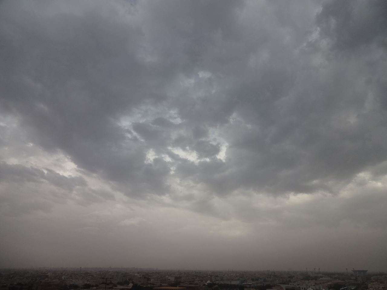 صباح ممطر في الكويت