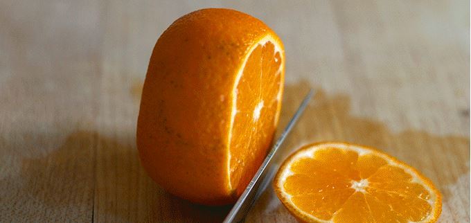 4 خطوات بسيطة لتقشير الليمون أو البرتقال