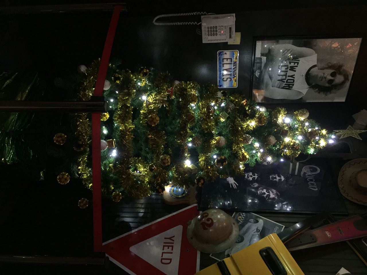 شجرة عيد الميلاد في مطعم فرايديز فرع الخليج