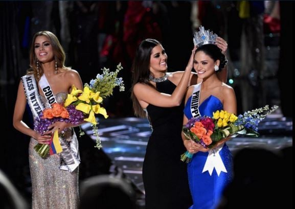 تتويج ملكة جمال الفلبين بعد انتزاع التاج من ملكة جمال كولومبيا
