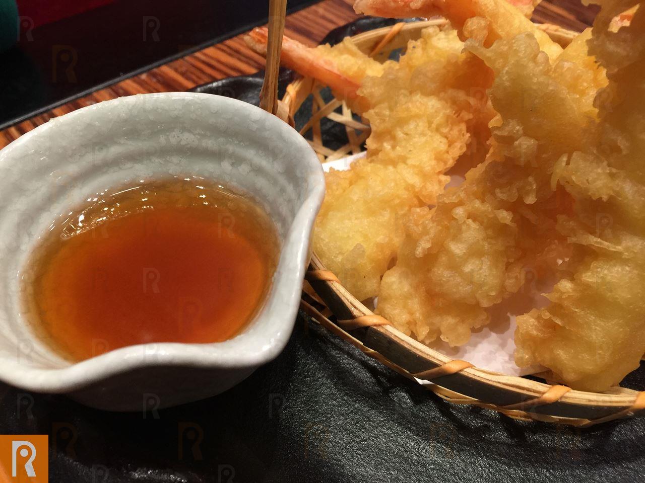 Batter fried shrimps served with tempura dipping sauce