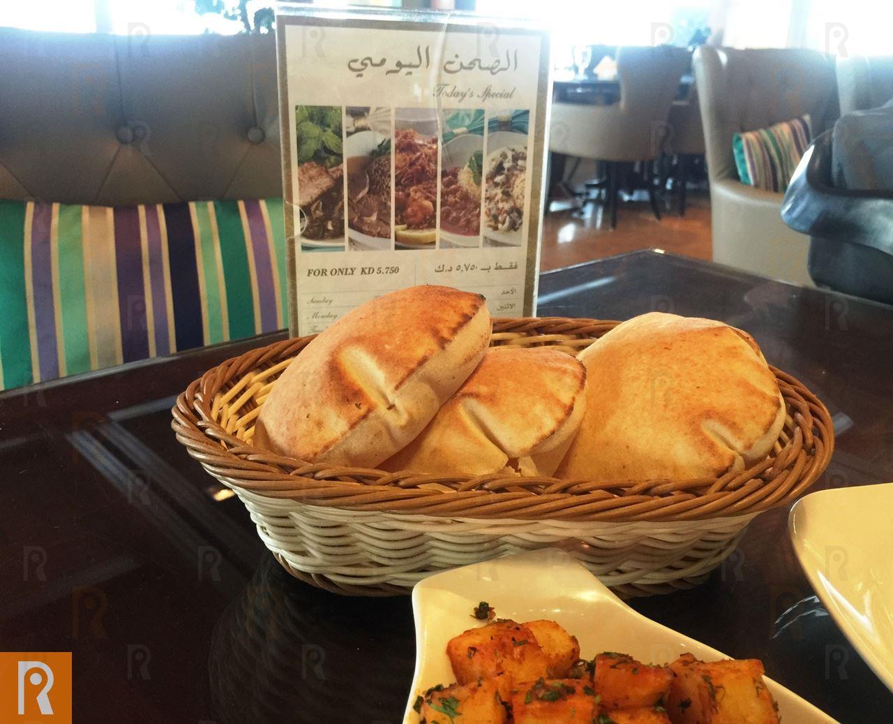 خبز لبناني طازج