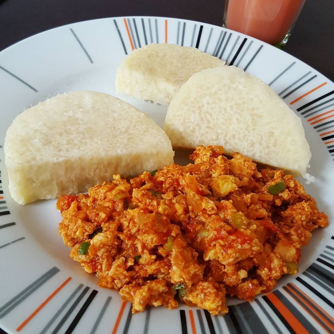 Boiled yam and egg sauce