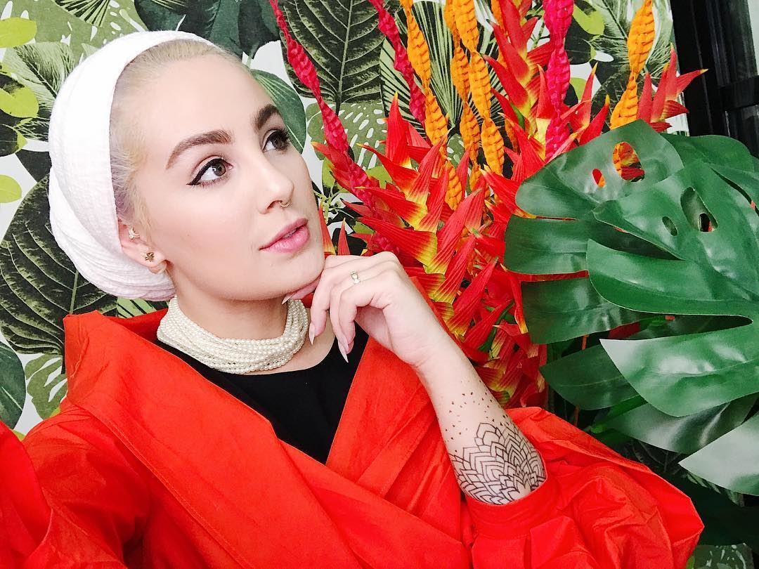 Kuwaiti Fashionista Ascia in a new Blonde Look