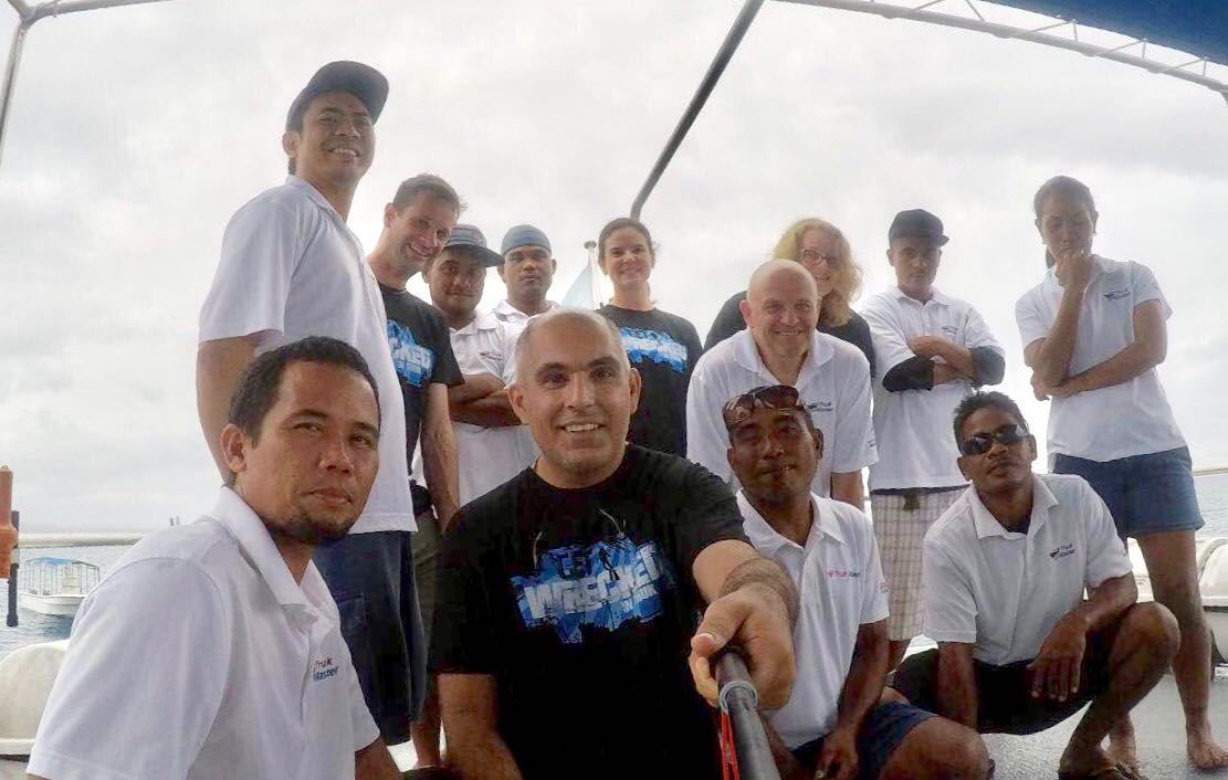 الكابتن مشاري الخباز والتقاط صورة سيلفي تذكارية مع مجموعة من الغواصين في الجزيرة بعد انتهاء الرحلة