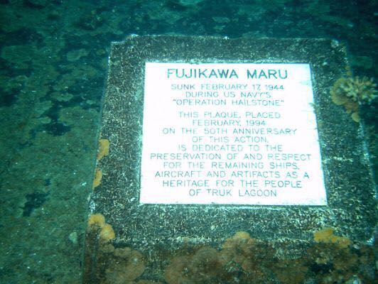 نصب تذكاري للإسطول الحربي الياباني (Fujikawa Maru) الغارق في بحيرة شوك منذ عام 1944