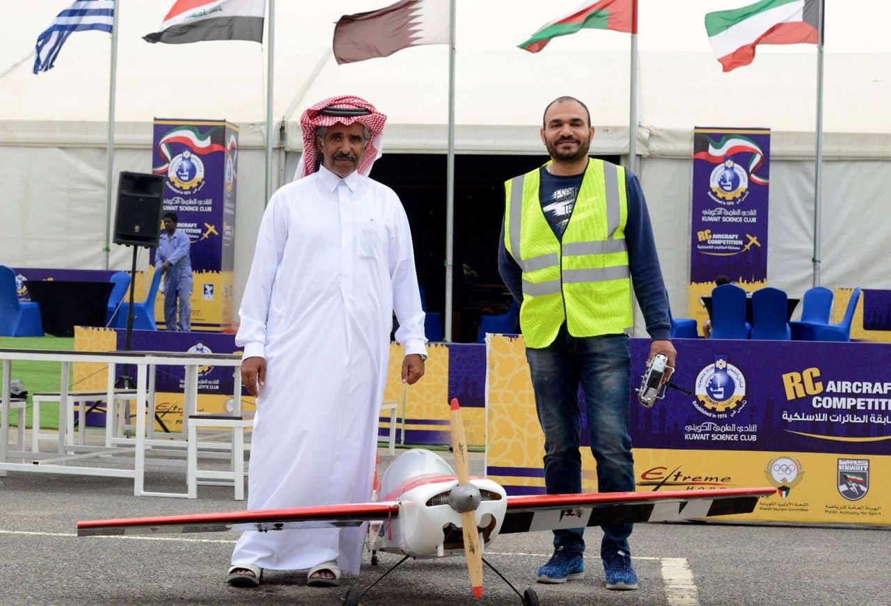 المتسابق الشيخ خالد بن حمد آل ثاني مع متسابق قطري