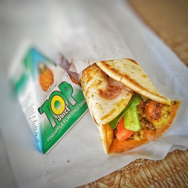 How Lebanese People Eat Zaatar Manoushe