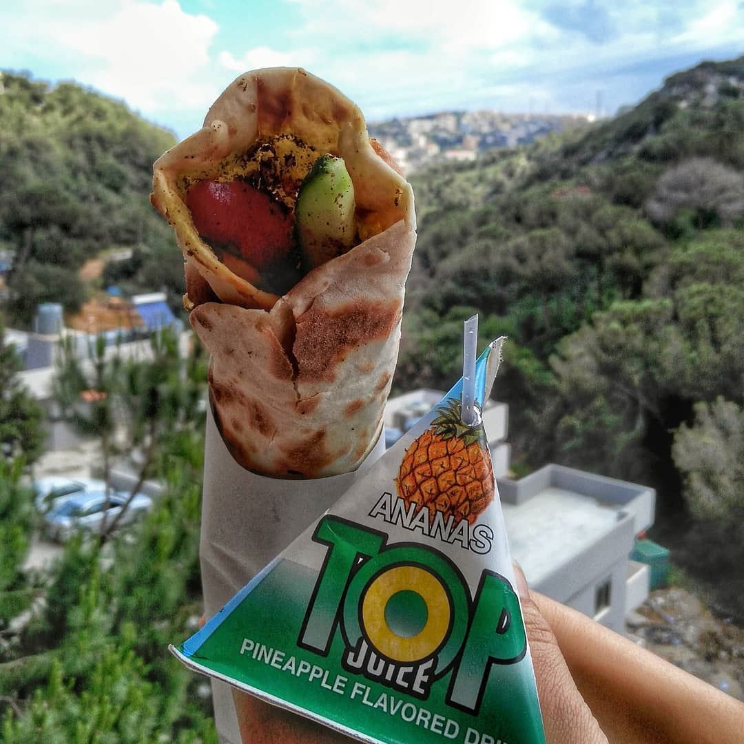 How Lebanese People Eat Zaatar Manoushe