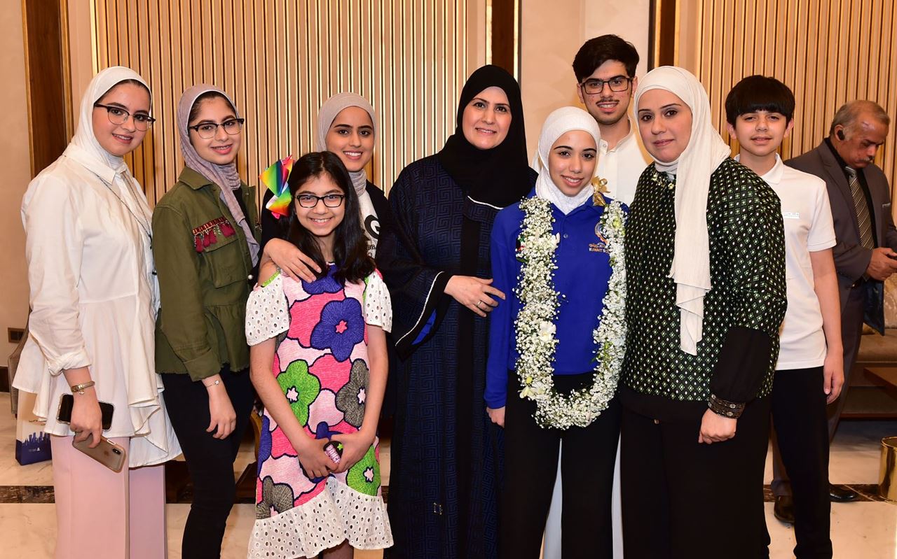 الطالبة لجين عمار صادقي مع عائلتها