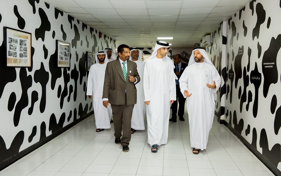 وزير التغير المناخي والبيئة معالي الدكتور ثاني بن أحمد الزيودي يزور شركة الروابي للألبان