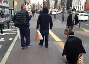 بالفيديو.. كويتيان في اليابان يرميان النقود أمام اليابانيين