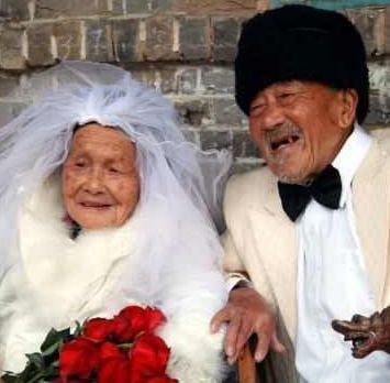 معمران يلتقطان صور زفافهما بعد مرور 88 عاما على عقد قرانهما 