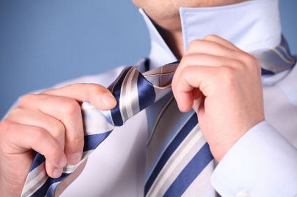 كيف نربط ربطة العنق الكلاسيكية بالشكل الصحيح؟
