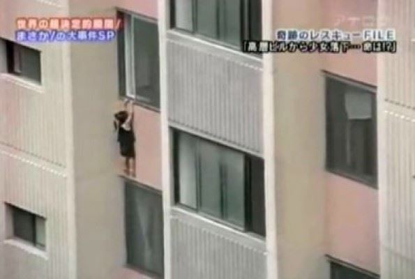 بالفيديو...سقوط طفلة من الطابق السادس اثناء الاختباء في لعبة "الغميضة" 
