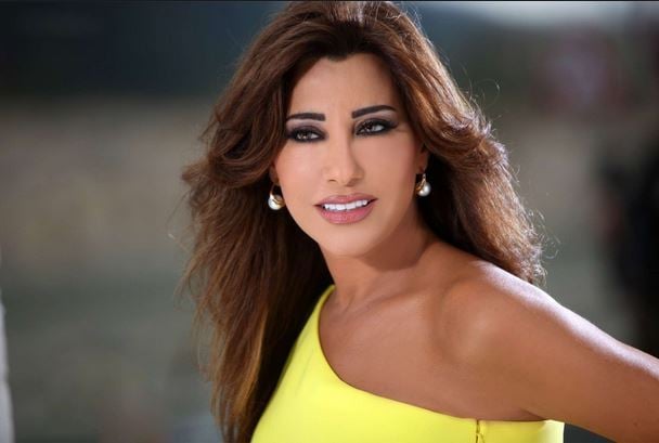 See how diva Najwa Karam responded when they threw dollars on her 
