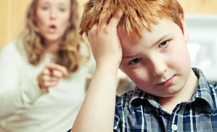 التوبيخ بصوت عالٍ والصراخ على الأطفال يسبب لهم الكآبة