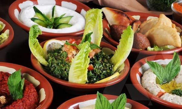 تشكيلة من المازات اللبنانية