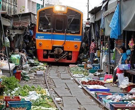 بالفيديو...قطار يخرق سوقا للخضار في تايلاند