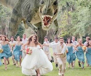 "دايناصور" يلاحق عروسين يوم زفافهما