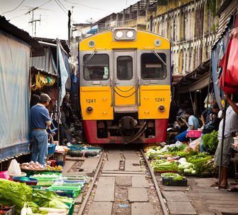 Video ... Train breaking through a Thai market