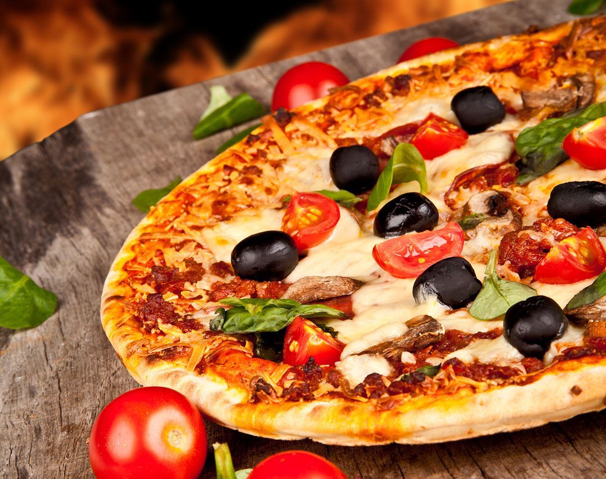 Different ways that people use to eat their pizza