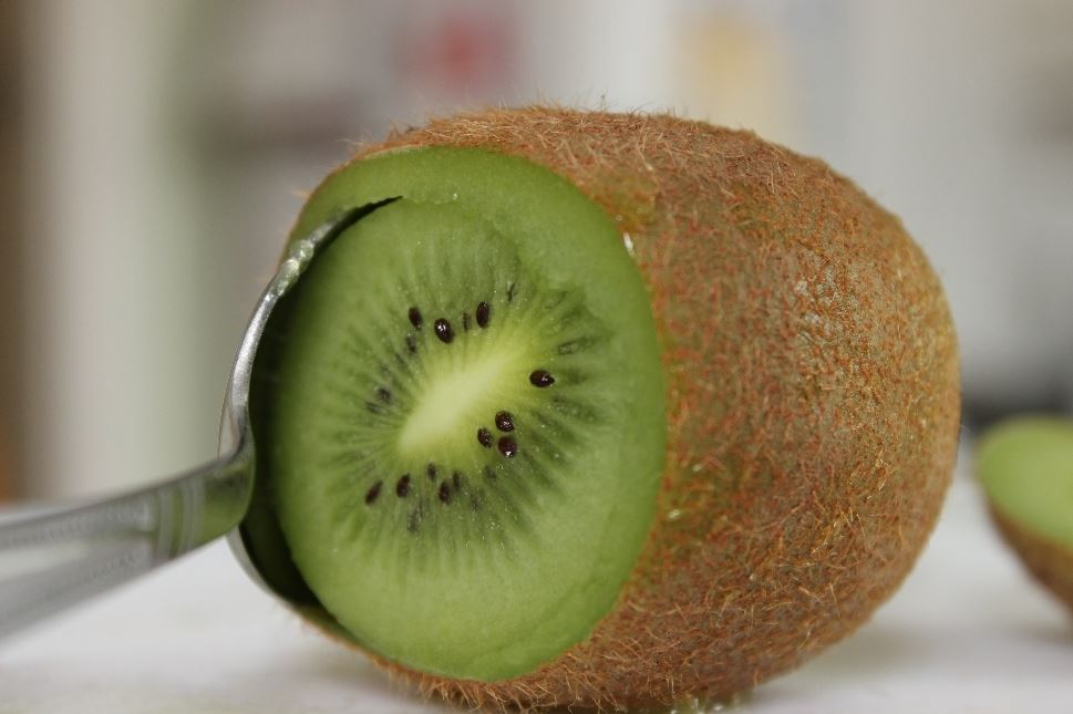 3 Easy Steps to Peel a Kiwi