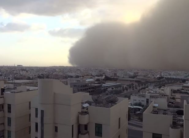 شاهد عاصفة الغبار قادمة كالغيمة فوق الكويت عصر يوم الجمعة ٢٠ فبراير ٢٠١٥
