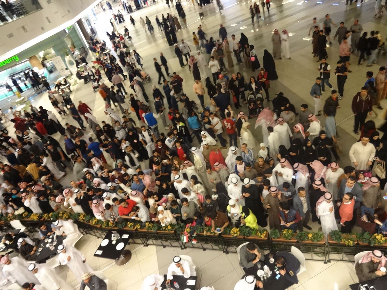 Video ... Prince Fazza's visit to the Avenues causes a huge crowd