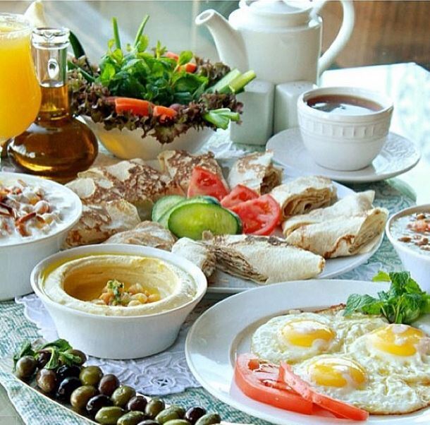 بوفيه الفطور في مطعم قصر النخيل اللبناني