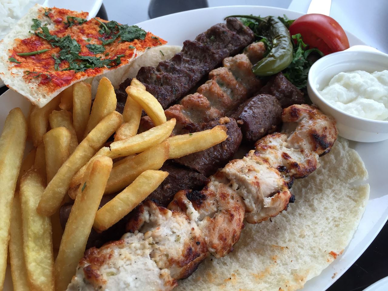 غداء لبناني شهي في مطعم البستان