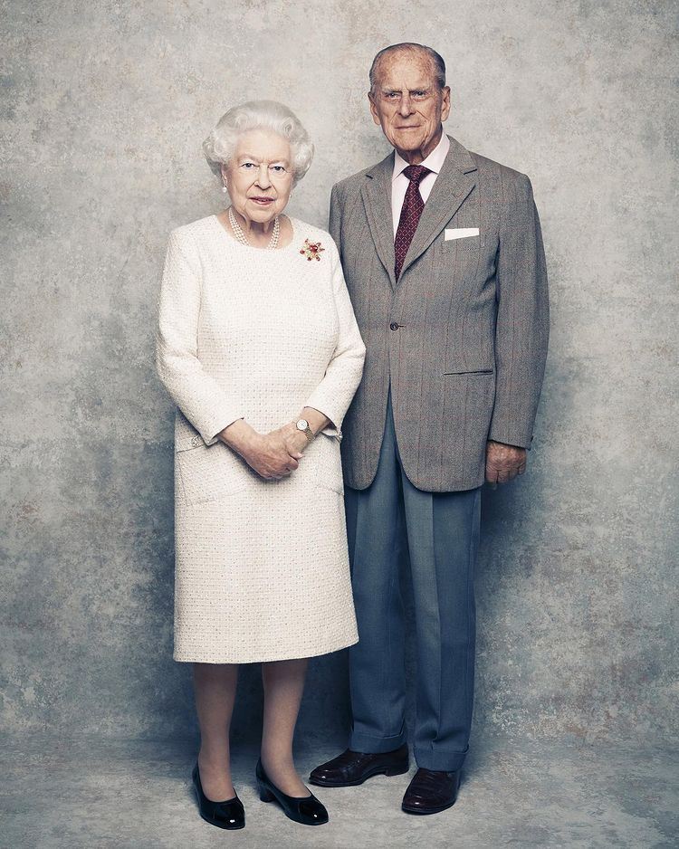 صورة ... نظرات الأمير فيليب والملكة اليزابيث لم تغيرها السنوات