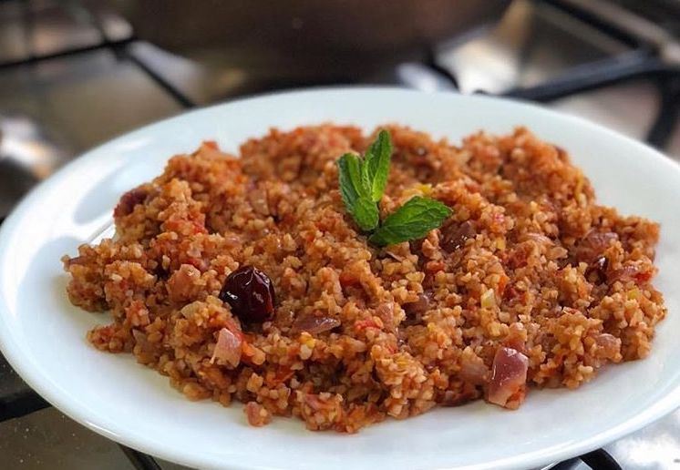 مكونات وطريقة تحضير طبق برغل بالبندورة للنباتيين