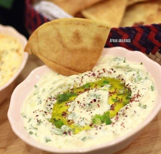 حمص بخلطة اللبنة والبصل الأخضر والبقدونس