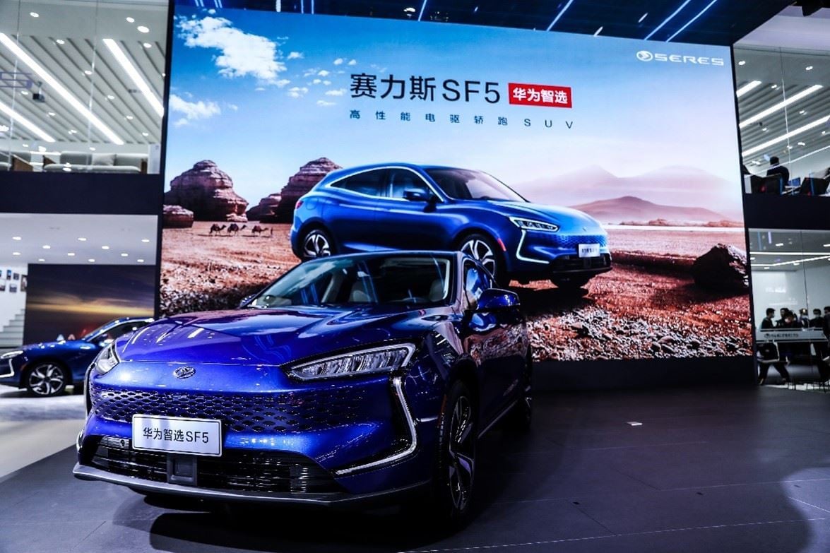 هواوي تبدأ ببيع سيارة SERES SF5 الجديدة في متاجرها الرئيسية في الصين