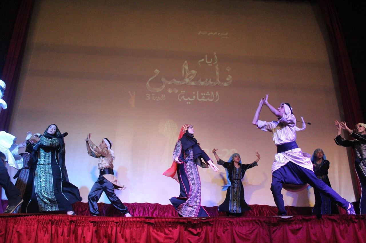 مسرح إسطنبولي أقام وقفة تضامنية مع فلسطين في مدينة صور