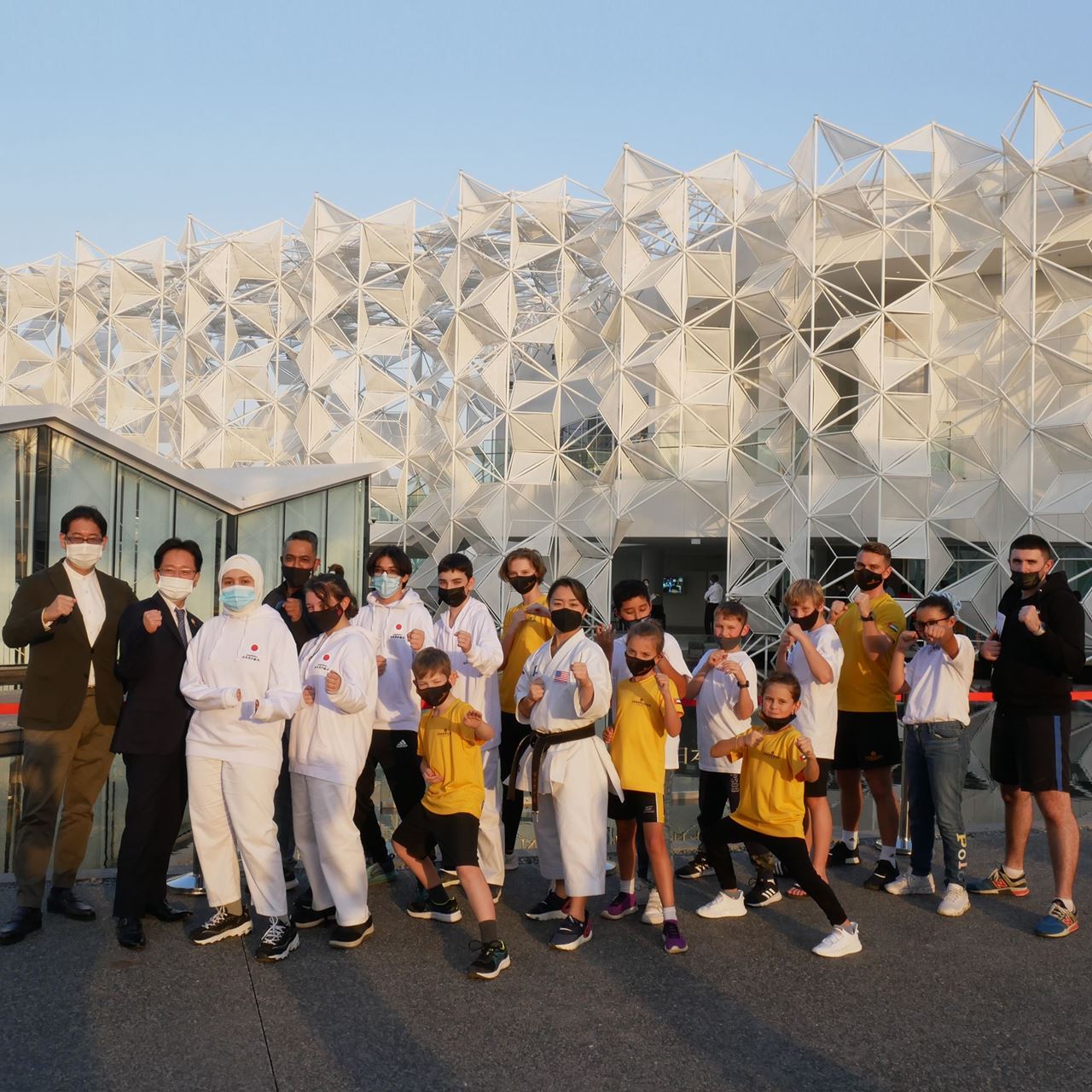 لاعبة فريق باناسونيك الأولمبي وبطلة الكاراتيه ساكورا كوكوماي تلتقي بطلاب الكاراتيه في جناح اليابان في إكسبو 2020 دبي في الإمارات