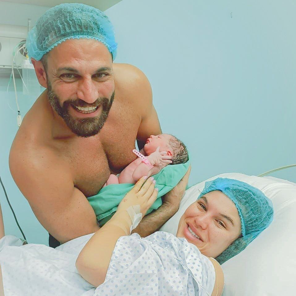 الممثل اللبناني نيكولا معوّض يستقبل طفلته الأولى