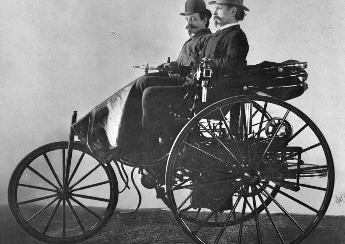 كارل فريدريش بنز مع مساعده خلال إطلاق سيارة بنز موتورواجن في 3 يوليو 1886