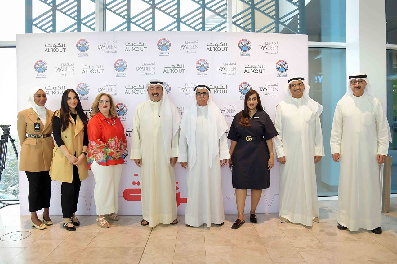 The Public Relations team at Burgan Bank with Dr. Ahmed Al-Shatti and the representatives of Al Ahmadi Governate taking part in the campaign