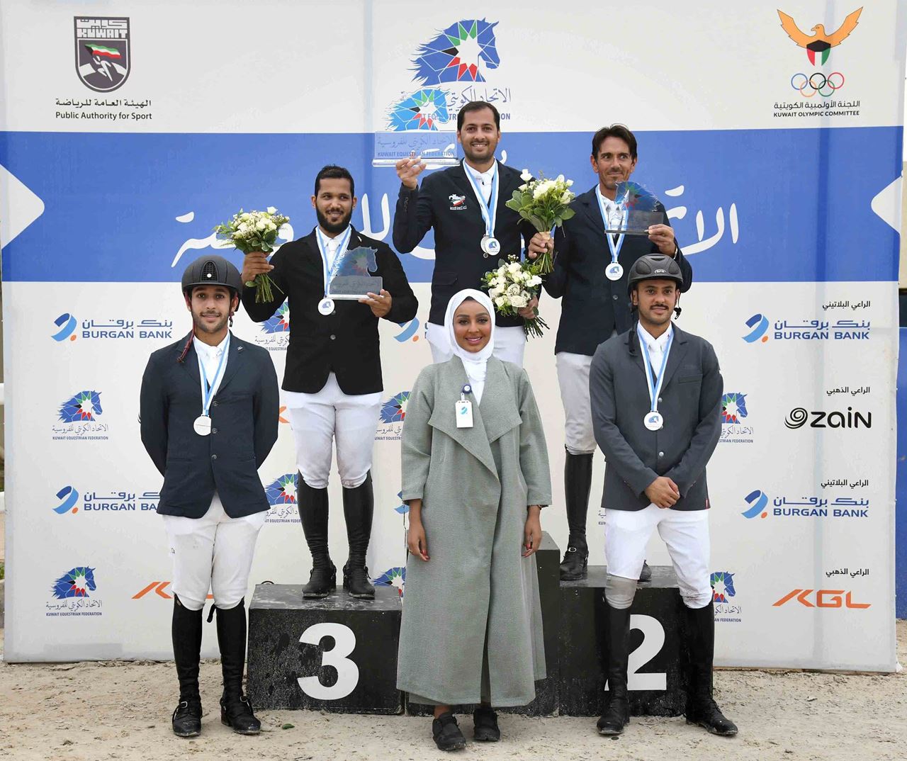 Ms. Shamayel Khaled Al-Harbi, Senior Officer – Social Media at Burgan Bank, with the winners.