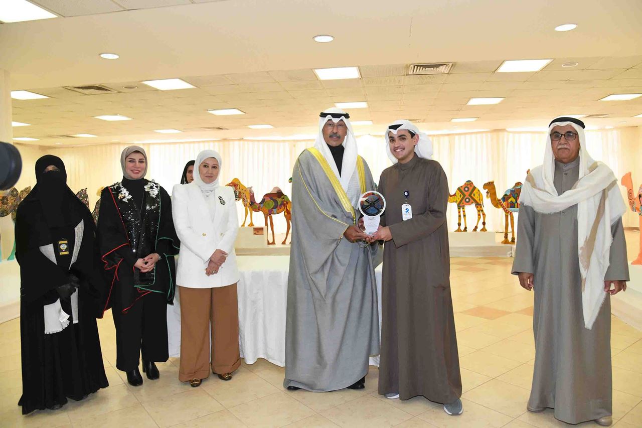 His Excellency Sheikh Fawaz Khaled Al-Hamad Al-Sabah, the Governor of Al Ahmadi, honoring the Burgan Bank team represented by Mr. Talal AlAyar, Corporate and CSR Communications Officer