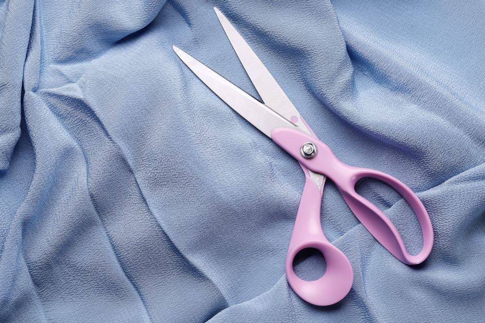 How to Use a Scissors Correctly and Safely